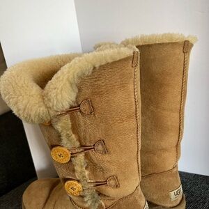 UGG Women's Discontinued Chestnut Sheepskin Boots Size8